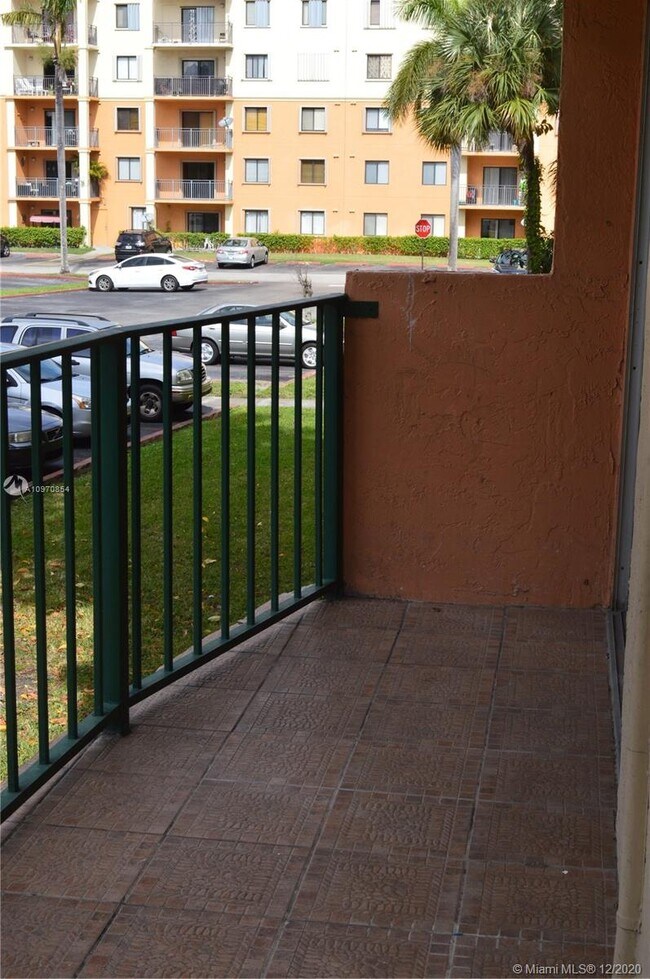 Building Photo - 9320 Fontainebleau Blvd