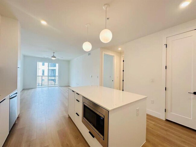 Building Photo - 1701 Simond Ave