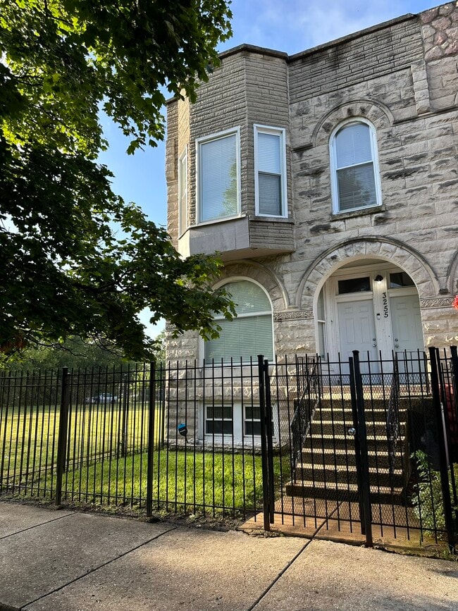 Building Photo - 3255 W Fulton Blvd