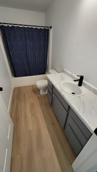 Building Photo - 591 N University Ave