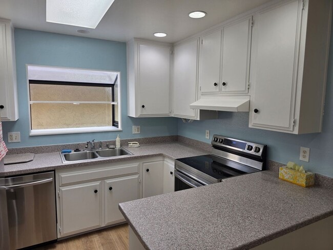 Building Photo - Single story 3 bedroom duplex right off El Camino Golf Course in the heart of Oceanside, recently...