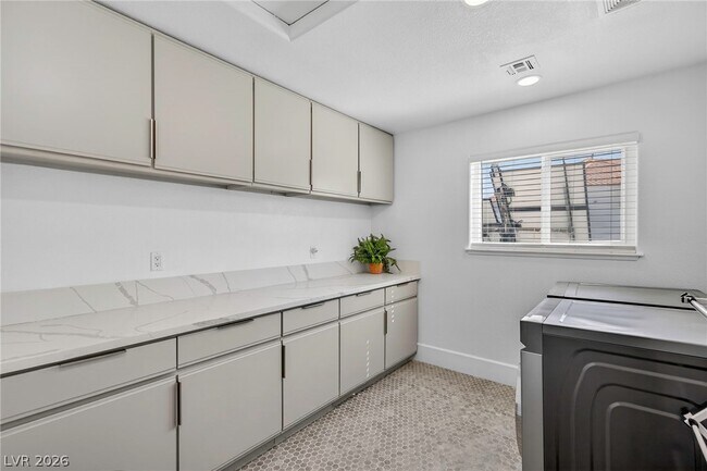 Building Photo - 363 E Robindale Rd