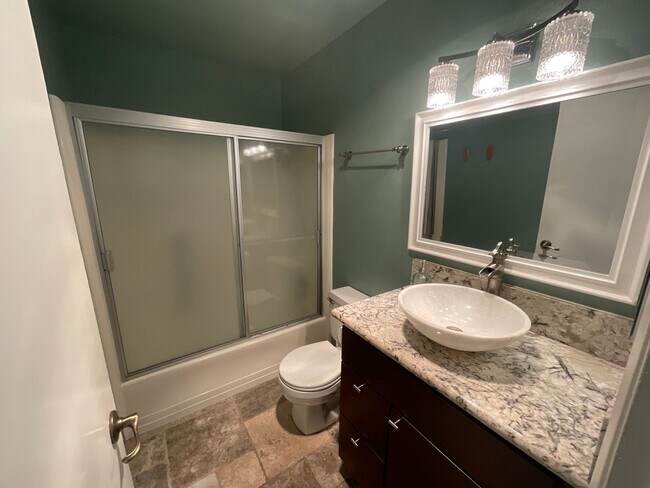 Building Photo - Condo - 2 Bedrooms / 2 Bath - Long Beach