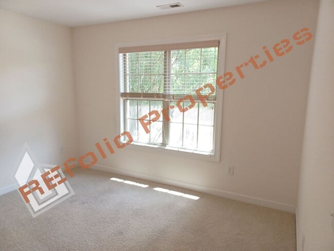 Building Photo - Lovely 5 Bedroom 4 Bathroom Single Family ...