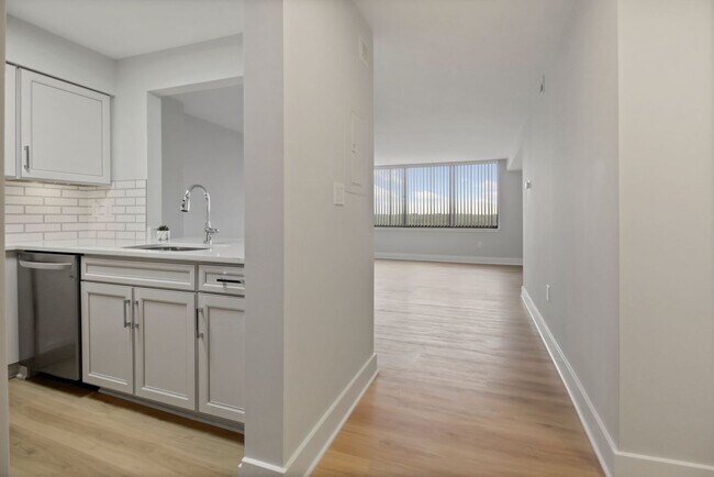 Building Photo - 1 Bed 1 Bath - Rockville Condo - Completel...