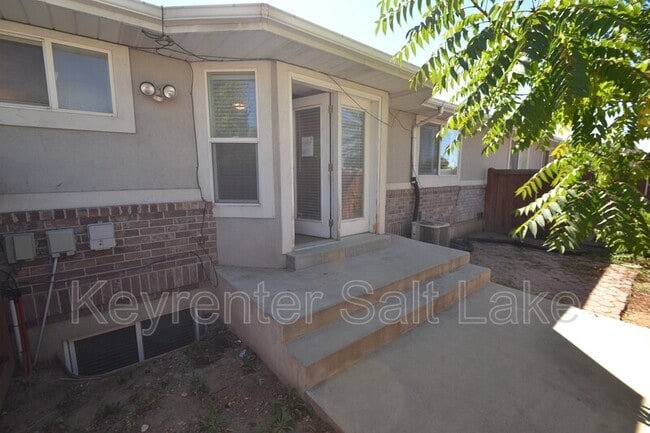 Building Photo - 584 W 760 N