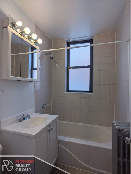 Building Photo - 3735 N Spaulding Ave