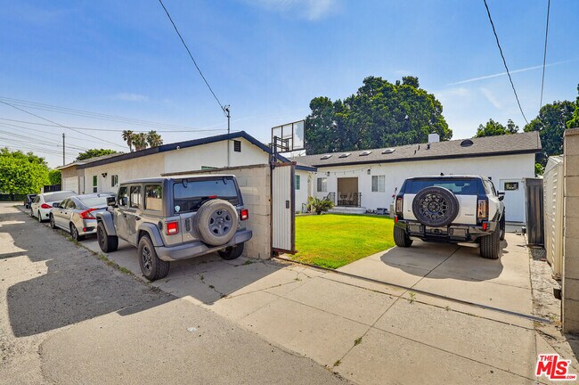 Building Photo - 9209 Paramount Blvd