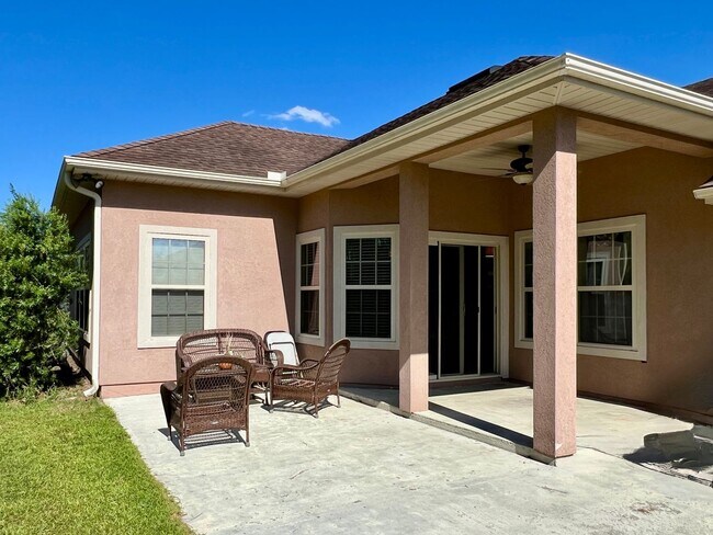 Building Photo - 3-Bedroom, 2-Bath Home with Pool Access an...