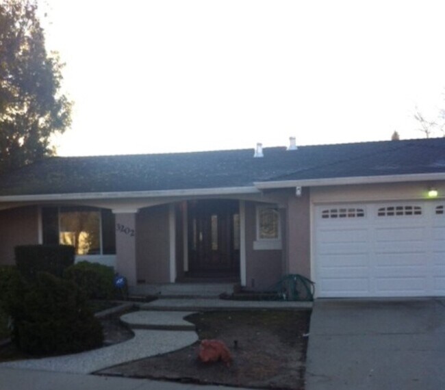 Building Photo - 3202 Isadora Dr