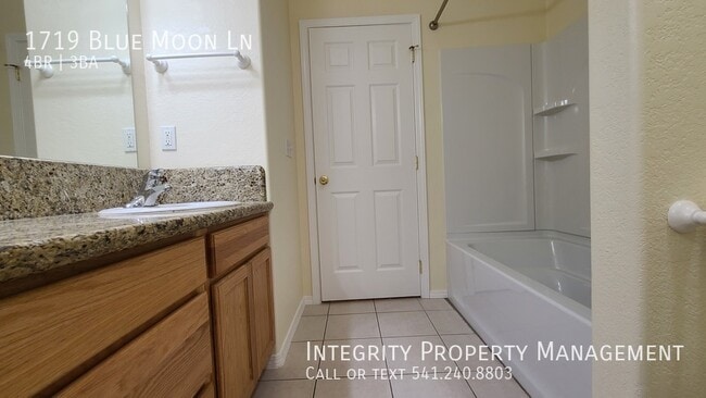 Building Photo - 1719 Blue Moon Ln