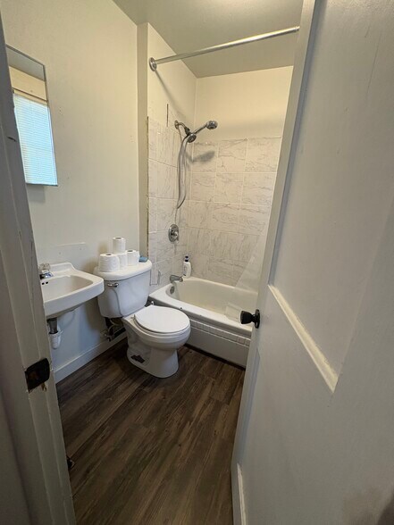 Building Photo - 904 46th St