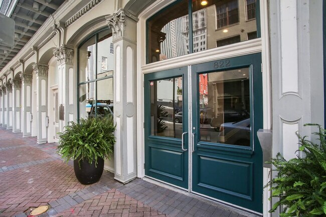 Building Photo - 822 Perdido St