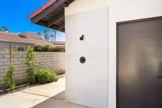 Building Photo - 74830 Waring Ct