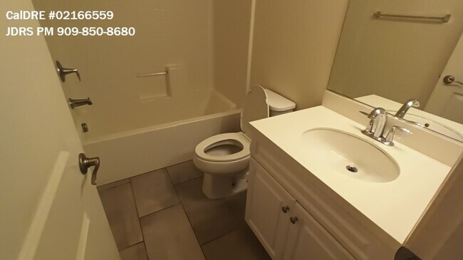 Building Photo - Eastvale 3 Bedroom Condo