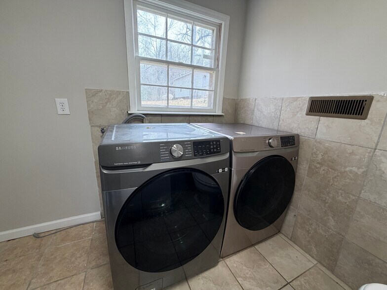 Building Photo - 308 Donna Ave