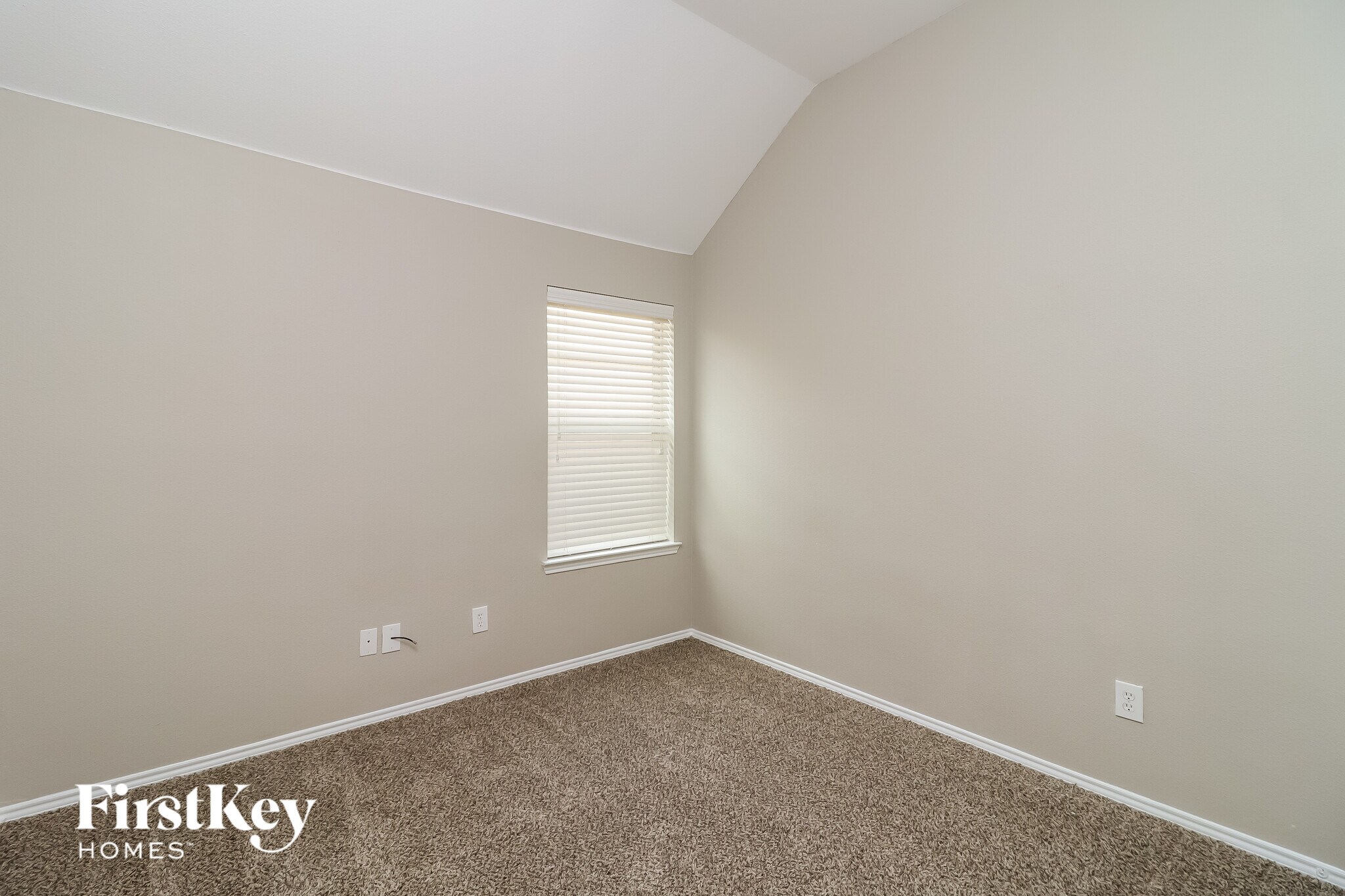 Building Photo - 1124 Manhassett Ct