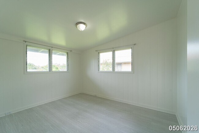 Building Photo - Available Now! 3 BD / 1.5 BA / 2 carport parking in Wahiawa
