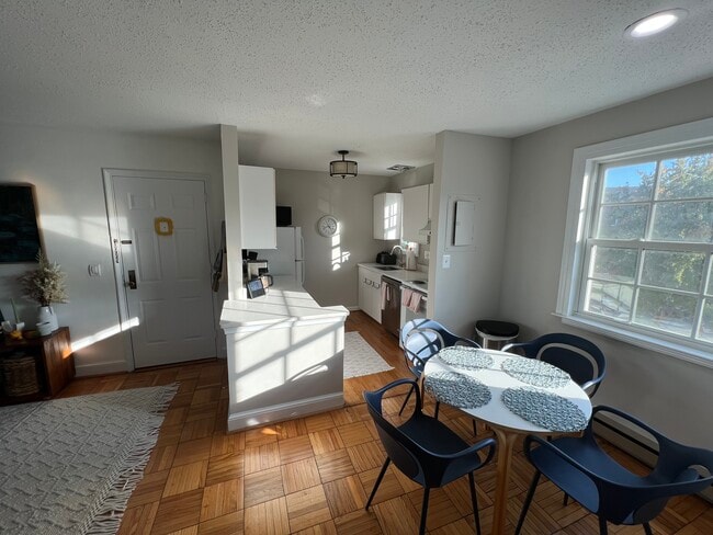 Building Photo - 1624 W Abingdon Dr