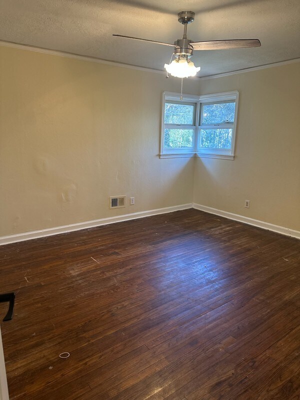 Building Photo - 204 Pineview Dr