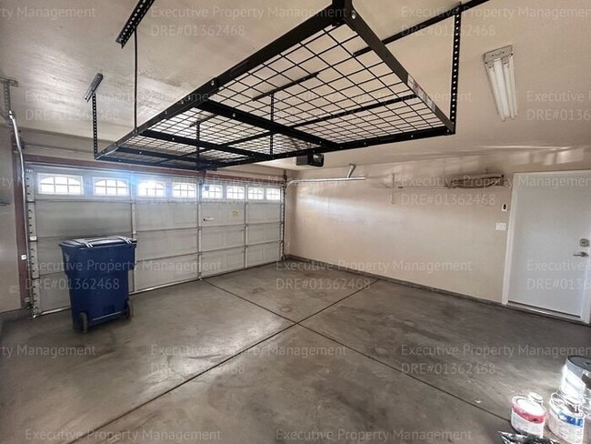 Building Photo - Spacious 4 bedroom 2 bathroom home located in the Ashton Falls community