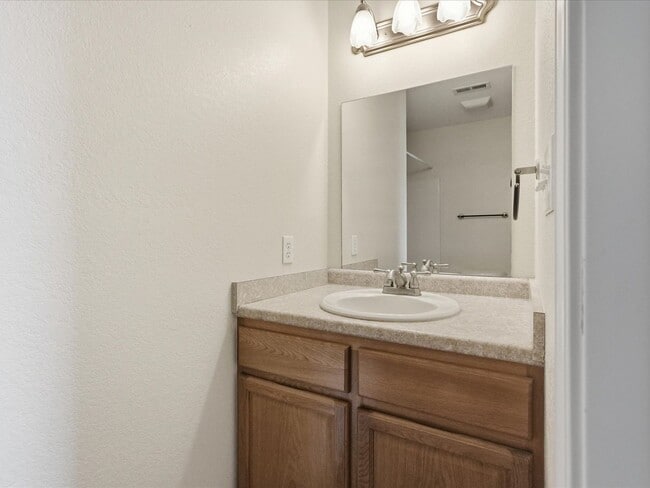 Building Photo - City of Maryville 37801 - Beautifully Updated 2-Bedroom, 2.5-Bath Townhome. Contact Vicki Everbac...
