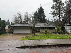 Building Photo - Beautiful 4 bedroom, 3 bathroom home in Eugene! MOVE IN SPECIAL!