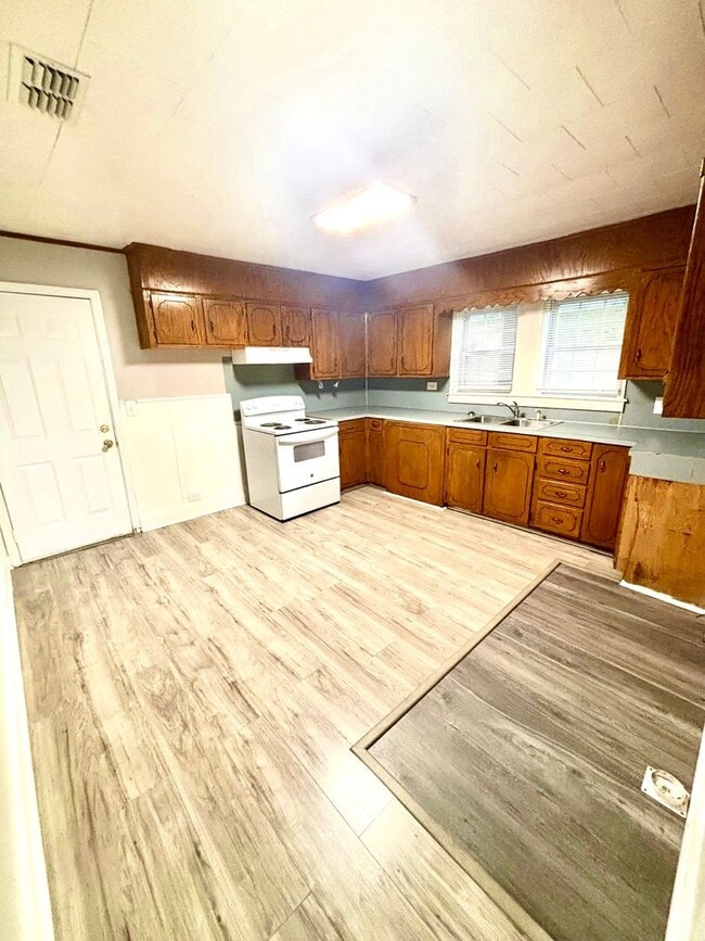 Building Photo - 257 N Pine Ave