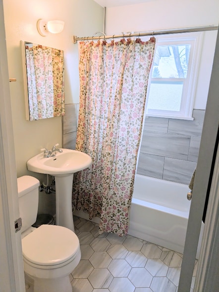 Building Photo - 4914 N Cedar St