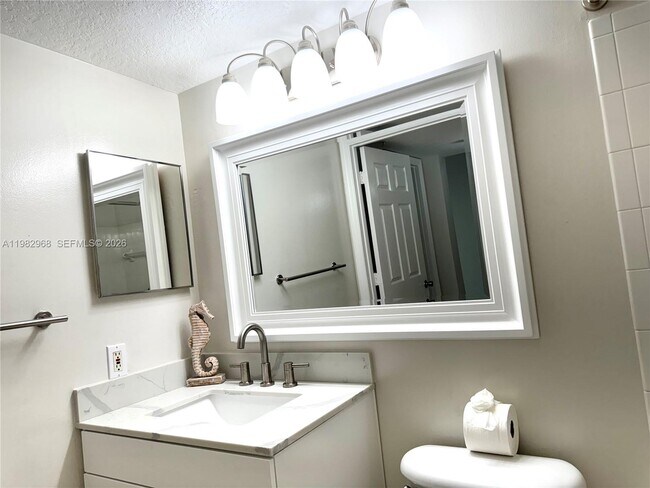 Building Photo - 1020 Villa Cir