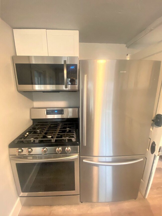 Building Photo - Newly Renovated Studio in Unbeatable Locat...