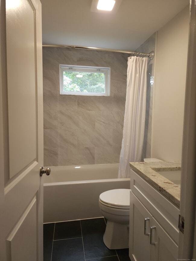 Building Photo - 14 Lownds Dr