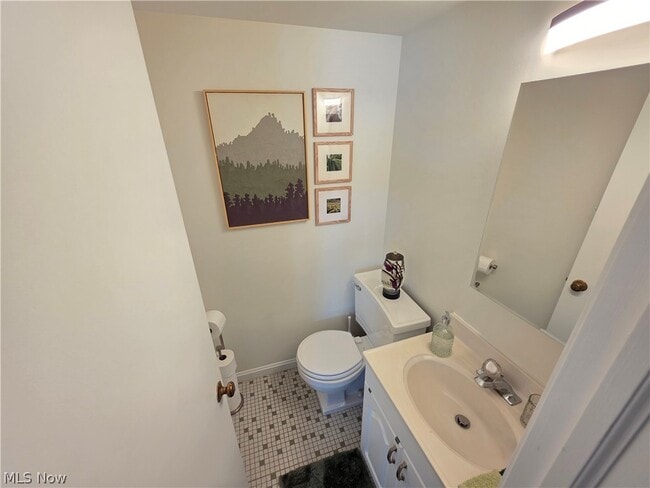 Building Photo - 6995 Carriage Hill Dr