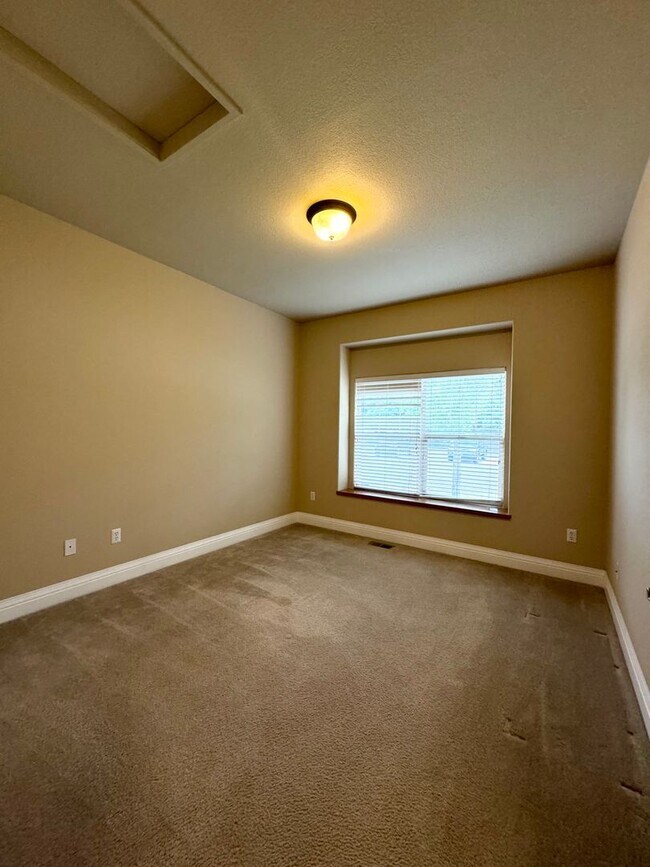 Building Photo - Stunning Executive 4 Bedroom 2 Bath Home in Northwest Loveland - 3-Car Garage!