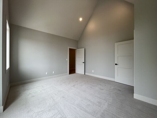 Building Photo - 17402 NW Lone Rock Dr