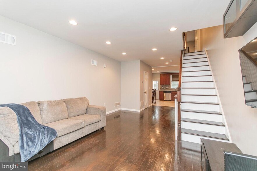 Welcoming Bright Open Concept living. - 2030 McClellan St