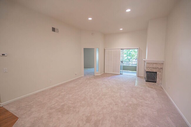 Building Photo - COMING SOON! 1 Bedroom Condo for Rent in V...