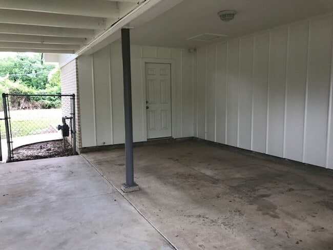 Building Photo - Beautiful 3 bedroom home! 1/2 off 1st month rent!!!