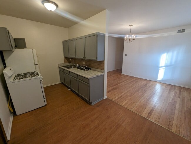 Building Photo - Updated Very Large 2 BR In Uptown