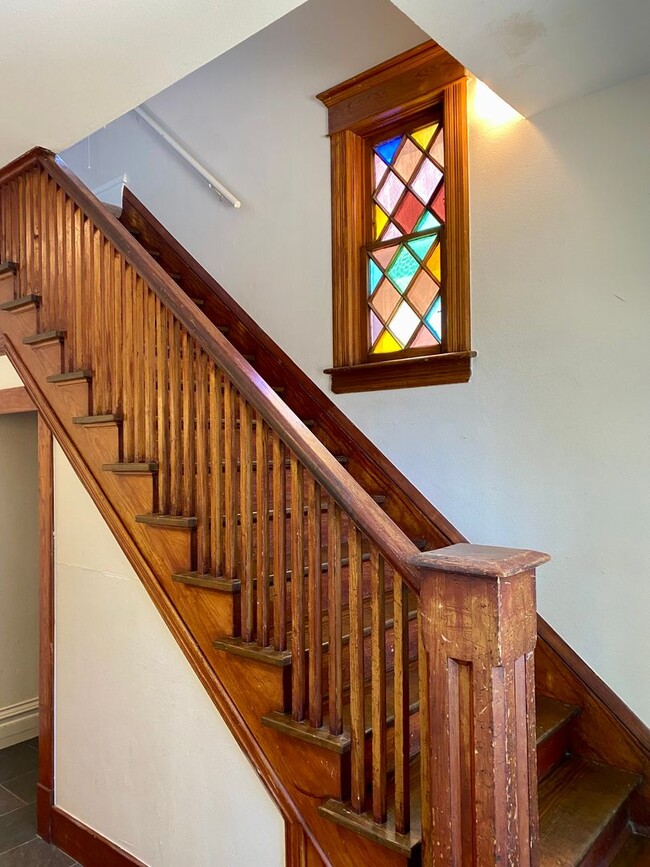 Building Photo - Spacious 4 bedroom Historic House - Available for Fall 2026-2027!