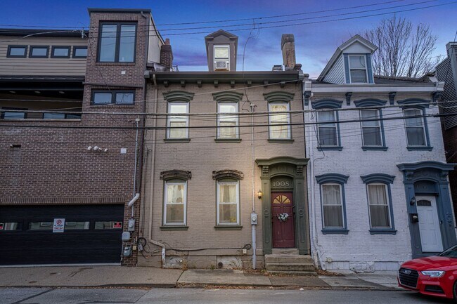 Building Photo - 5 bed, 2.5 Bath, Southside Flats