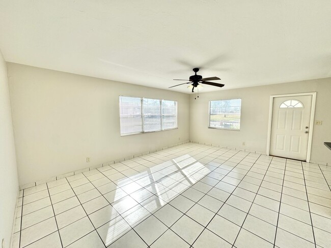 Building Photo - ** NAPLES PARK ** 3 BED / 2 BATH ** PET OK...