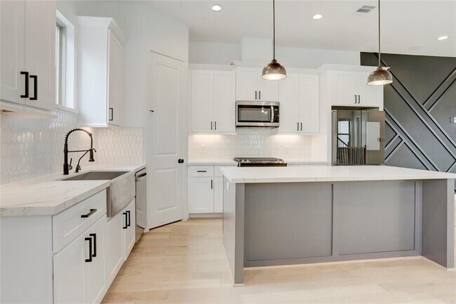 Building Photo - 2715 Drew St