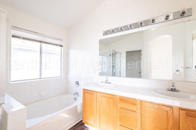 Building Photo - 4 Bedroom/2.5 Bath Home located in RiverLakes - $2645 Per month!