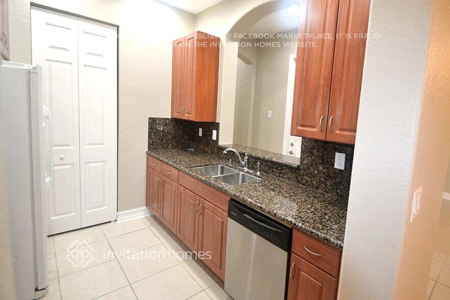 Building Photo - 6855 Julia Gardens Dr