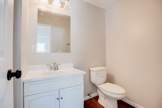 Building Photo - COMPLETELY UPDATED 2 BEDROOM