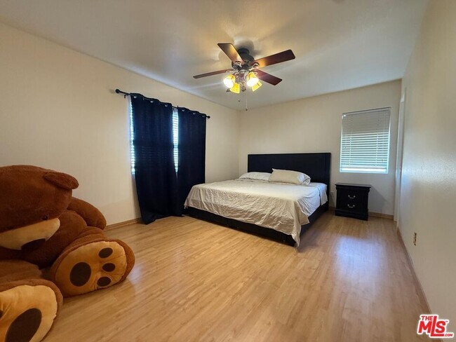 Building Photo - 719 E Ave Q10