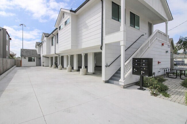 Building Photo - Modern 3-Bedroom, 2-Bathroom Apartment on Murray in San Luis Obispo