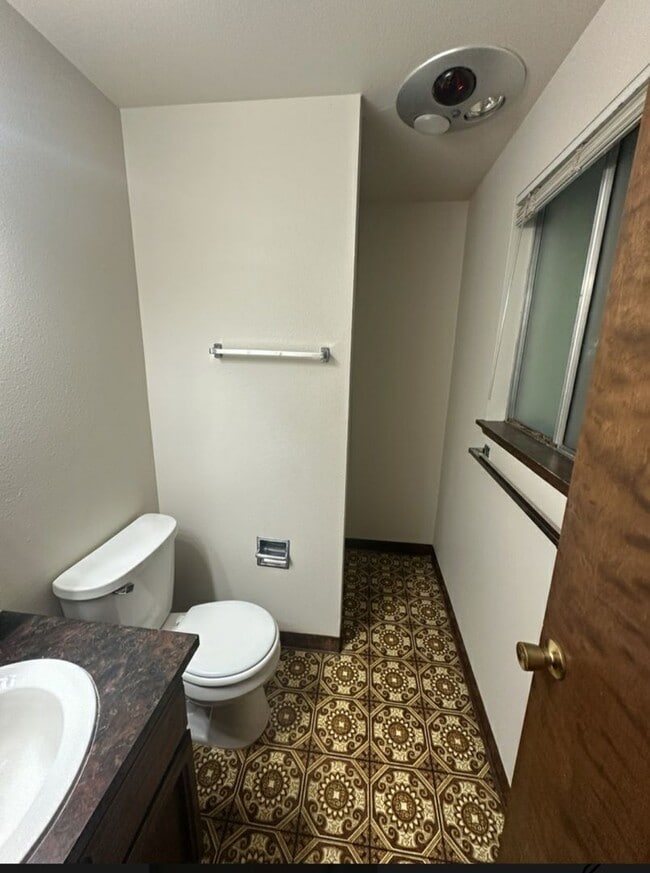 Building Photo - 3 Bed, 2 Bath Ranch in Hazel Dell!