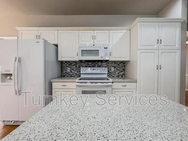 Building Photo - 717 Villa Plaza